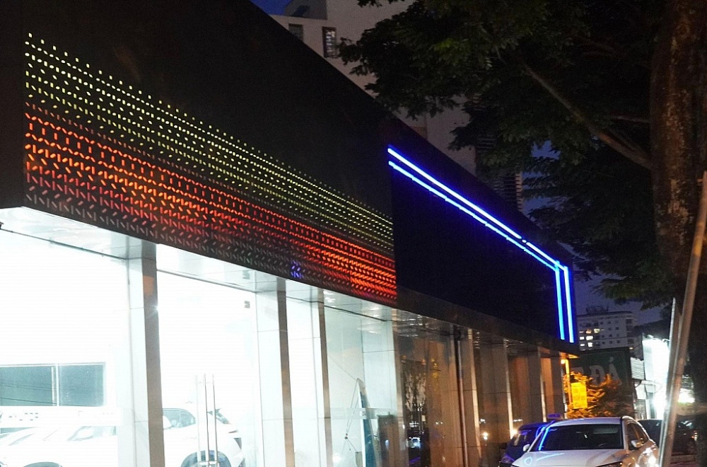 Đèn bảng hiệu của showroom Haval trên đường Võ Chí Công tương ứng với lưới tản nhiệt không viền Star Matrix của Haval H6.