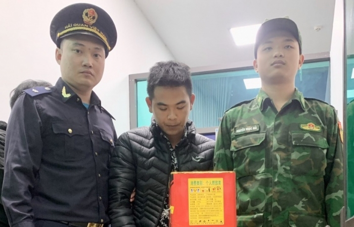 Hải quan cửa khẩu Lào Cai chủ trì bắt giữ vụ vận chuyển pháo lậu