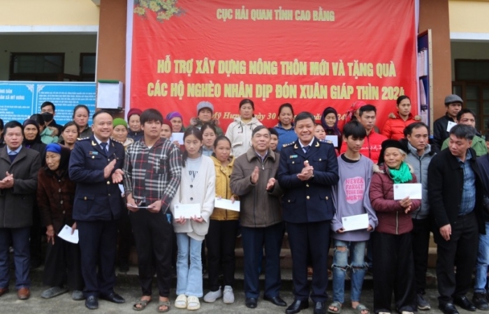 Hải quan Cao Bằng tặng 100 suất quà Tết cho hộ nghèo