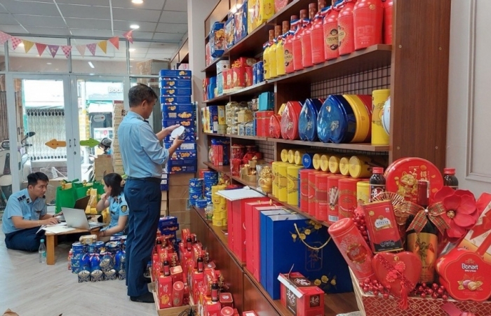 QLTT TPHCM: Đề nghị khởi tố 4 vụ vì kinh doanh hàng vi phạm
