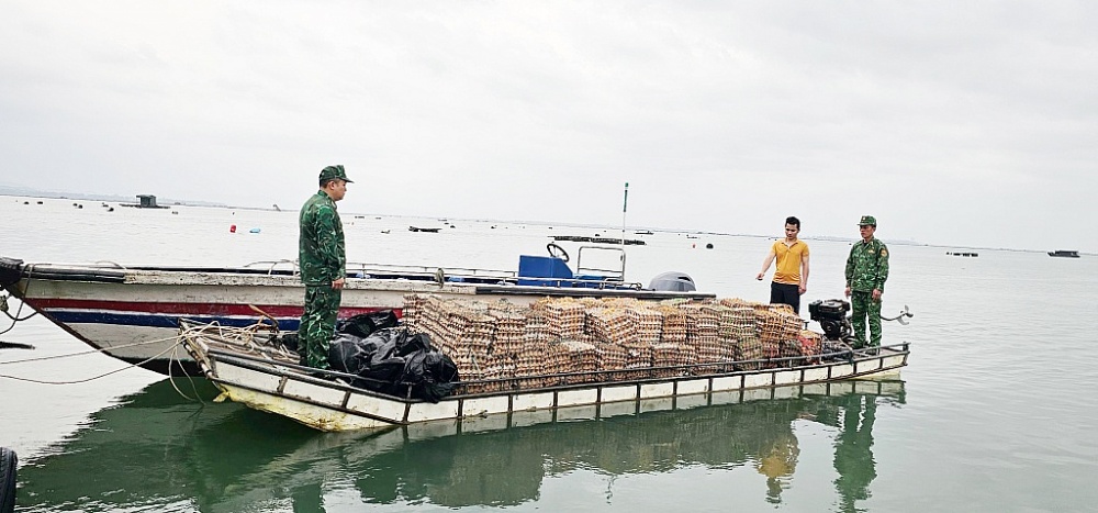 Lực lượng chức năng kiểm tra phương tiện.