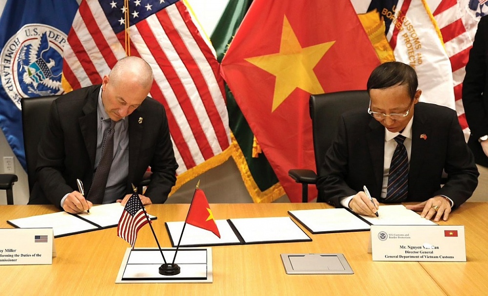 Tổng cục trưởng Tổng cục Hải quan Nguyễn Văn Cẩn và Quyền Cao ủy Hải quan Hoa Kỳ Troy Miller thực hiện ký Tuyên bố Ý định tìm kiếm cơ hội hợp tác trong lĩnh vực quản lý rủi ro đối với hàng hóa bao gồm việc thiết lập Chương trình trao đổi dữ liệu hàng hóa 