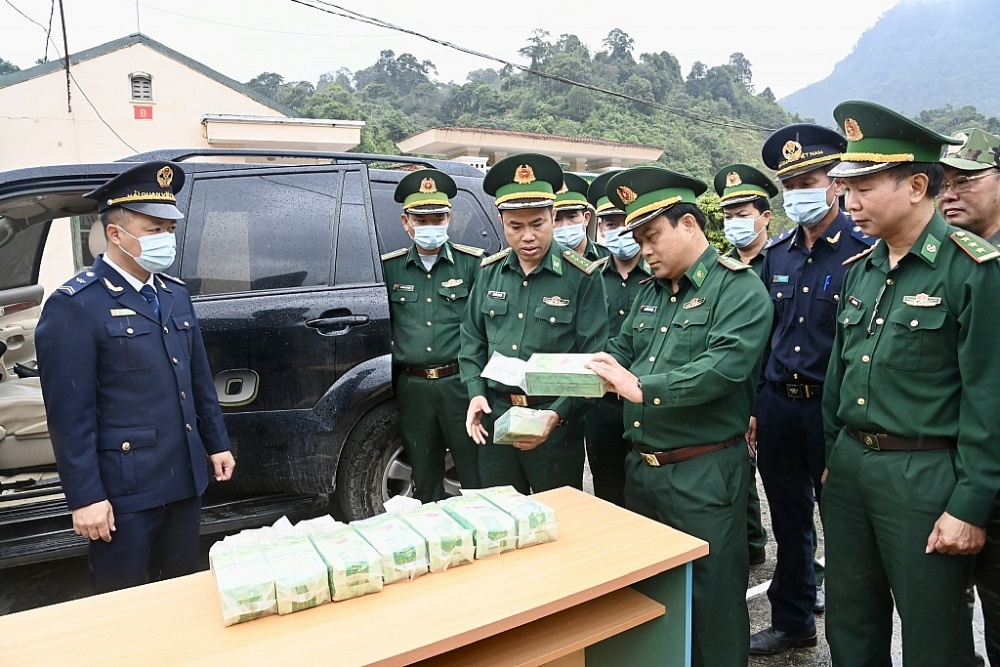 Lực lượng Hải quan - Biên phòng Nghệ An kiểm tra tang vật. 	Ảnh: Lê Thạch