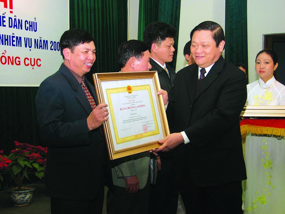 Sau 5 năm xuất bản, năm 2004, Báo Hải quan vinh dự được đón nhận Huân chương Lao động hạng Ba. Trong ảnh: Tổng biên tập Phạm Ngọc Toàn thay mặt đơn vị đón nhận Huân chương. Sau 5 năm xuất bản, năm 2004, Báo Hải quan vinh dự được đón nhận Huân chương Lao động hạng Ba. Trong ảnh: Tổng biên tập Phạm Ngọc Toàn thay mặt đơn vị đón nhận Huân chương.