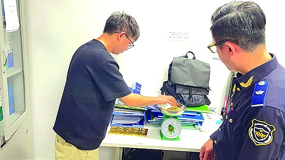 Tang vật trong vụ khách nước ngoài nhập cảnh mang theo 7kg vàng, ngày 18/10/2024. Ảnh: N.L Tang vật trong vụ khách nước ngoài nhập cảnh mang theo 7kg vàng, ngày 18/10/2024. Ảnh: N.L