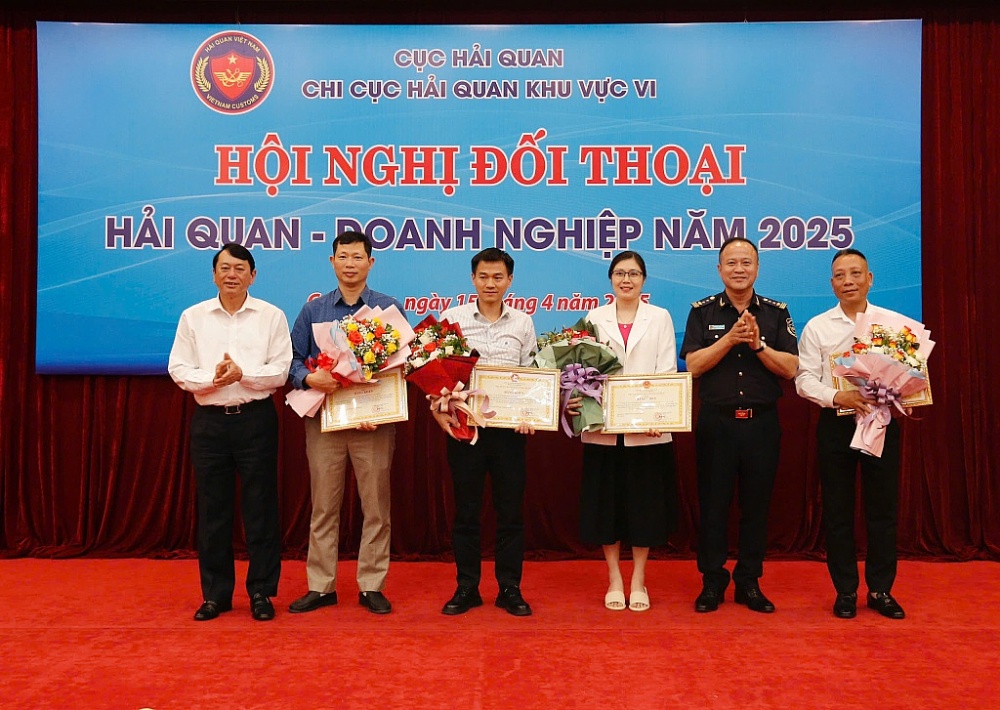 Chủ tịch UBND tỉnh Cao Bằng Hoàng Xuân Ánh và Chi cục trưởng Chi cục Hải quan khu vực VI Nguyễn Văn Hoàntặng Bằng khen tập thể có thành tích xuất sắc trong công tác nộp ngân sách.