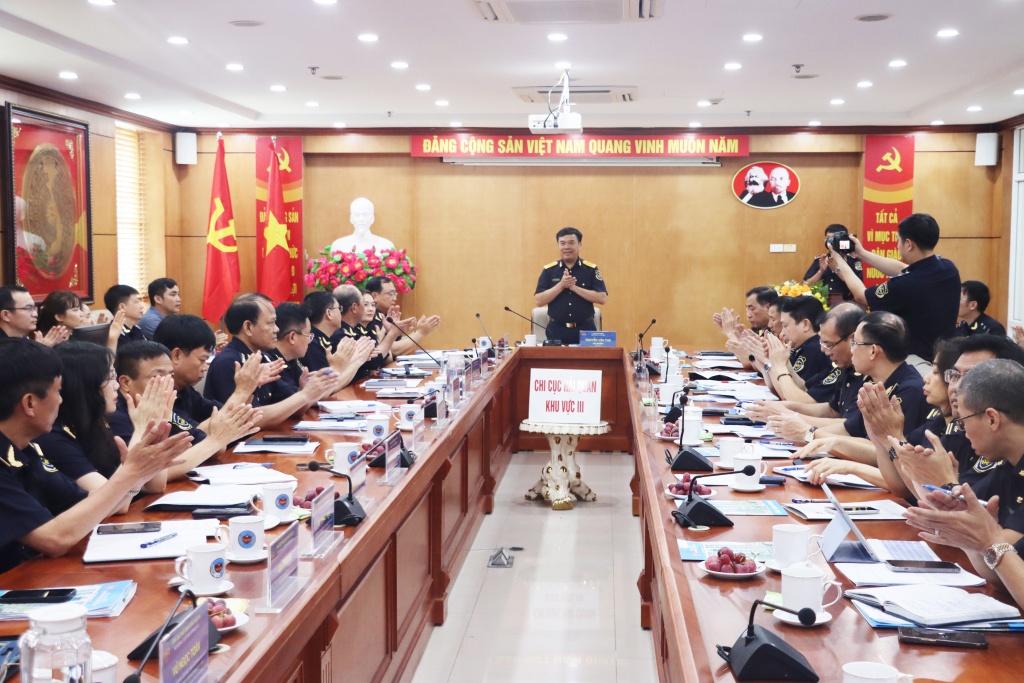 Hải quan khu vực III thu ngân sách hơn 29.000 tỷ đồng, đạt gần 50% chỉ tiêu cả năm