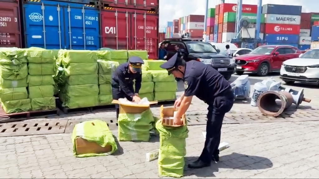 Hải quan bắt giữ 84.000 bao thuốc lá lậu giấu trong bồn thép, trị giá hơn 2,5 tỷ đồng