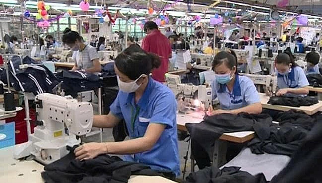 Doanh nghiệp giày da, may mặc Quảng Ngãi ký đơn hàng dài hạn đến 2026