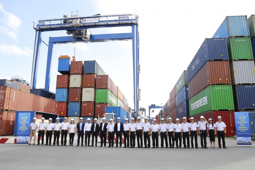 Tân Cảng Sài Gòn tiếp nhận 12 cẩu khung có kỹ thuật cao nhất