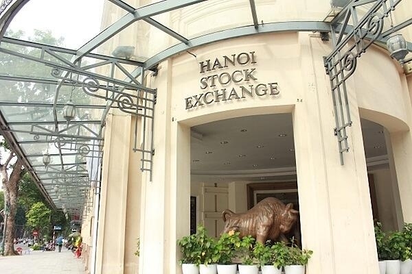 Thanh khoản thị trường cổ phiếu niêm yết trên HNX tăng 20%