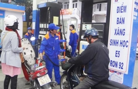 Giá xăng tăng mạnh, giá dầu đứng yên