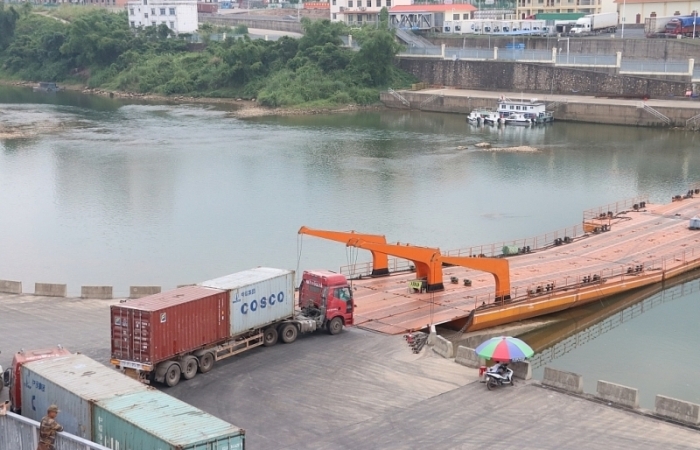 Móng Cái: Lô hàng nhập khẩu đầu tiên thông quan qua lối mở Km 3+4