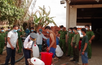 Cảnh sát biển hỗ trợ nước ngọt và tặng khẩu trang phòng dịch cho nhân dân