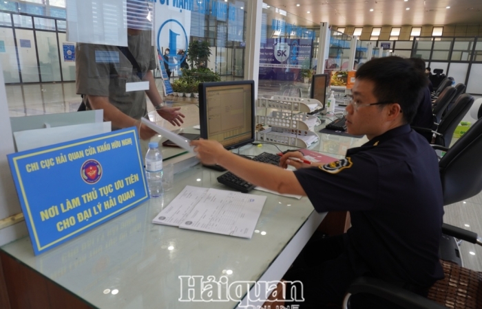 Hải quan Hữu Nghị làm việc thông trưa để nâng cao năng lực thông quan hàng