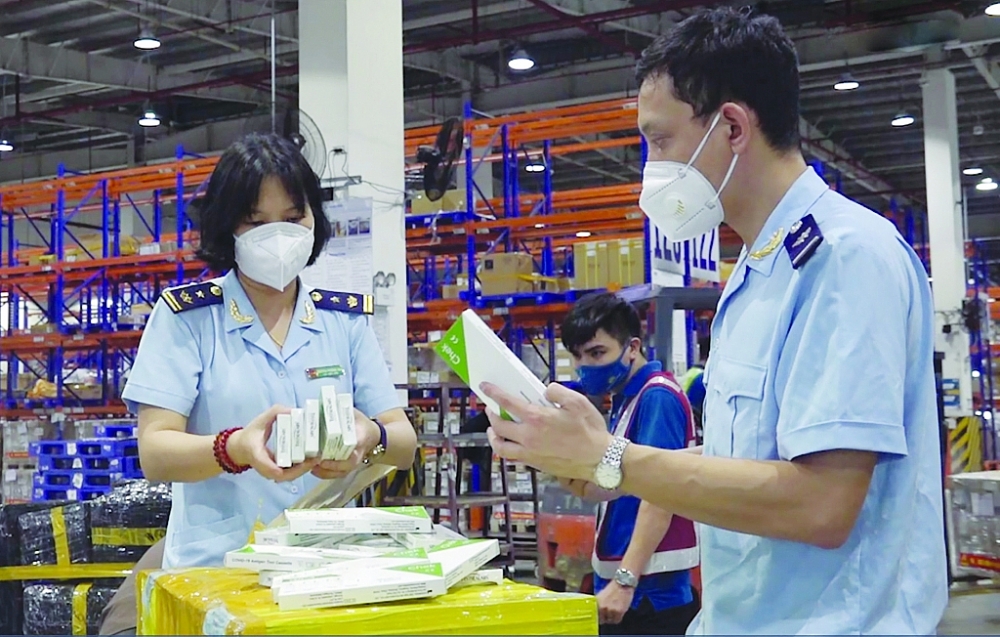 Ngày 27/8/2021, Đội Kiểm soát chống buôn lậu khu vực miền Bắc (Cục Điều tra chống buôn lậu, Tổng cục Hải quan) chủ trì, phối hợp với Chi cục Hải quan cửa khẩu sân bay quốc tế Nội Bài (Cục Hải quan Hà Nội) phát hiện, bắt giữ 180 bộ kit test nhanh Covid-19 